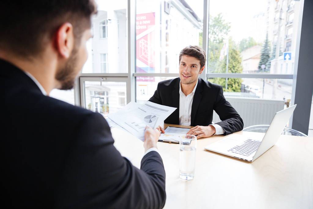Financial expert assisting client in finding the best unsecured business loan lenders to seek